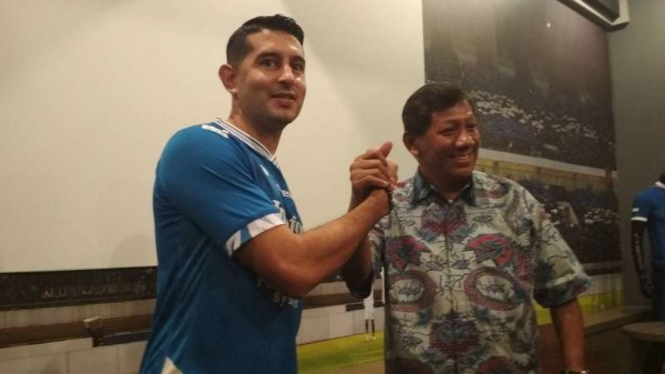 Esteban Vizcarra (kiri)