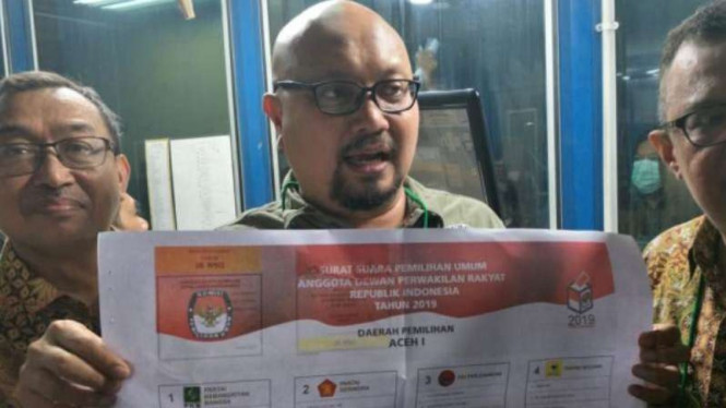 Komisioner KPU, Ilham Saputra, saat meninjau produksi surat suara Pemilu 2019.