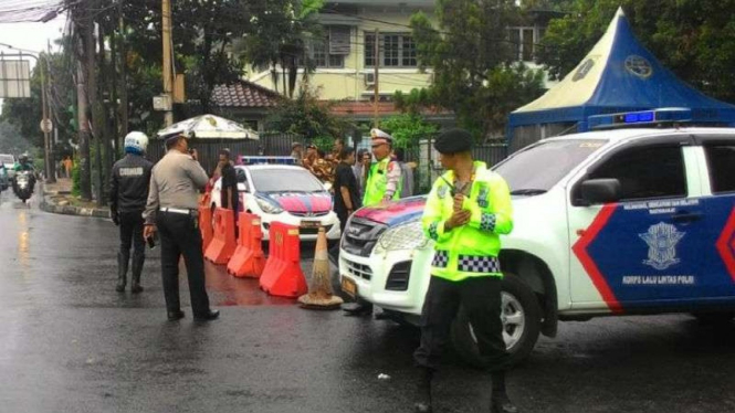 Ilustrasi penyekatan jalan oleh polisi.