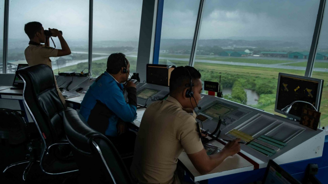 Petugas beraktivitas di menara Pemandu Lalu Lintas Udara (ATC) Lembaga Penyelenggara Pelayanan Navigasi Penerbangan Indonesia atau AirNav di Bandara Internasional Jenderal Ahmad Yani, Semarang, Jawa Tengah, Sabtu, 19 Januari 2019.