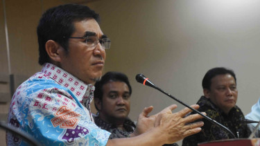 Mantan Ketua Mahkamah Konstitusi (MK), Hamdan Zoelva (kiri)