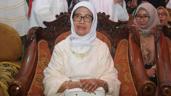 Ibunda Joko Widodo, Sujiatmi Notomiatdjo 