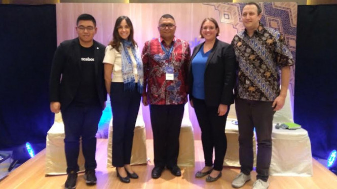VP Public Policy & Communications WhatsApp, Victoria Grand (kedua dari kiri) 