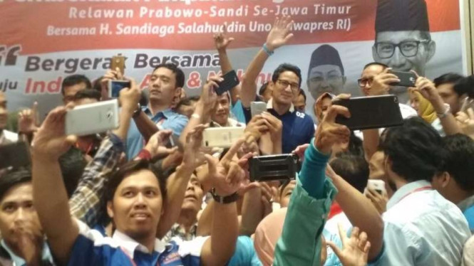 Sandiaga Uno menemui relawan se Jatim di Raya Juanda Kabupaten Sidoarjo, 21 Januari 2019.