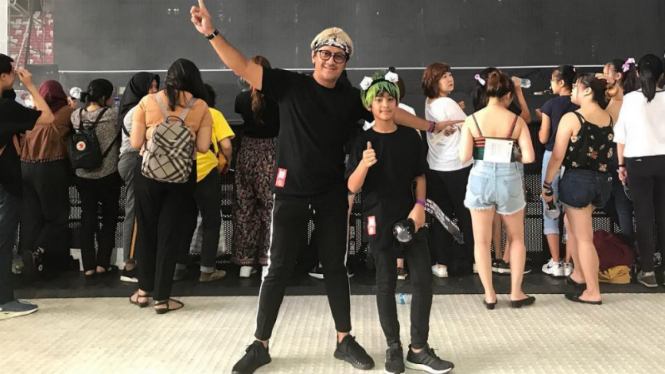 Andre Taulany bersama sang anak nonton konser BTS.