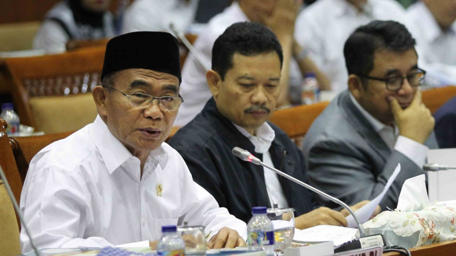 Menteri Pendidikan dan Kebudayaan, Muhadjir Efendi (kiri)