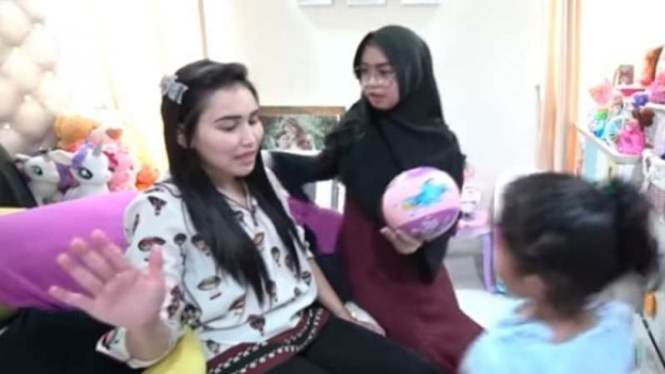 Ayu Ting Ting perlihatkan isi kamarnya