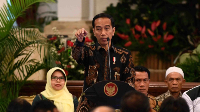 Presiden Joko Widodo (tengah) berdiskusi dengan perwakilan nelayan di Istana Negara, Jakarta