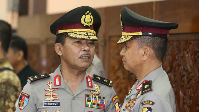 Kepala Polri Jenderal Idham Aziz (kiri)