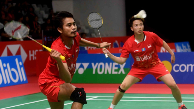 Ganda Campuran Indonesia Tontowi Ahmad (kiri) dan Liliyana Natsir (kanan) mengembalikan kok ke arah lawannya asal India Pranaav Chopra/Reddy N Sikki dalam babak pertama Daihatsu Indonesia Masters 2019 di Istora Senayan, Jakarta