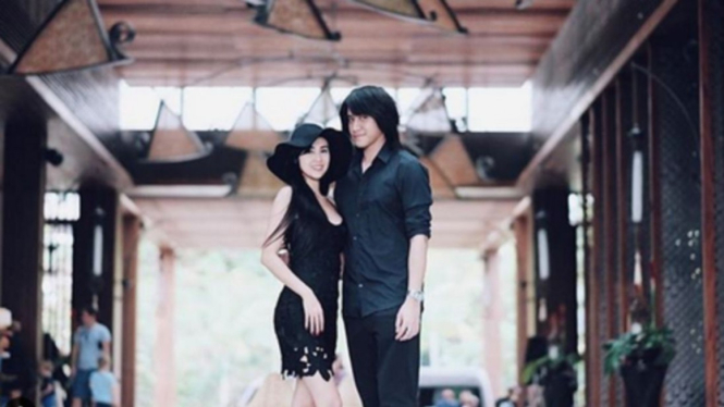 Kevin Aprilio dan tunangannya, Vicy Melanie