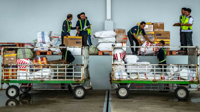 Petugas beraktivitas di Terminal Kargo dan Pos Bandara Jenderal Ahmad Yani yang berada di lokasi baru seusai diresmikan, di Semarang, Jawa Tengah, Rabu, 23 Januari 2019.