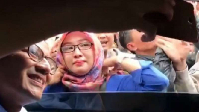 Sandiaga didatangi rombongan ibu-ibu yang meminta untuk berfoto bersama. 