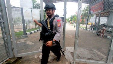 Personel kepolisian berjalan saat berjaga. (Foto ilustrasi)