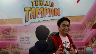 Aktor Film Terlalu Tampan, Calvin Jeremy.