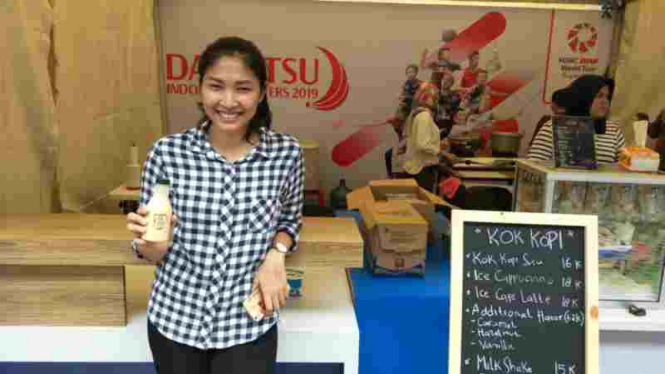 Mantan pebulutangkis Indonesia, Lindaweni Fanetri di kedai kopi miliknya.