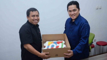 Ketua Tim Kampanye Nasional (TKN) Joko Widodo-Ma'ruf Amin, Erick Thohir (kanan) berfoto bersama Pemimpin Redaksi, Maryadi (kiri) saat berkunjung ke redaksi VIVA di Jakarta, 24 Januari 2019.