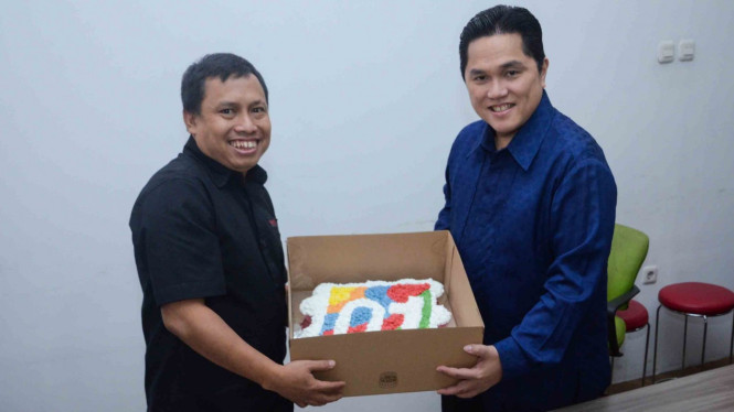 Ketua Tim Kampanye Nasional (TKN) Joko Widodo-Ma'ruf Amin, Erick Thohir (kanan) berfoto bersama Pemimpin Redaksi, Maryadi (kiri) saat berkunjung ke redaksi VIVA di Jakarta, 24 Januari 2019.