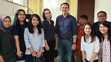 Mantan Gubernur DKI Jakarta Basuki Tjahaja Purnama alias Ahok (tengah) setelah bebas dari penjara di Jakarta, Kamis 24 Januari 2019.