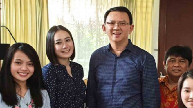 Mantan Gubernur DKI Jakarta Basuki Tjahaja Purnama alias Ahok (kedua kanan) dan Puput Nastiti Devi.