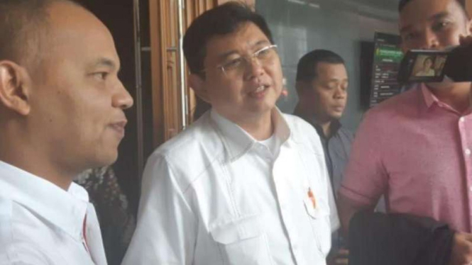 Terdakwa kasus perintangan penyidikan perkara korupsi, Lucas (tengah).