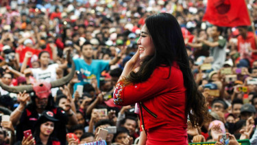 Sorot dangdut via vallen tampil.