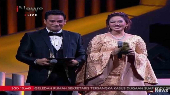 Tommy Tjokro (kanan) dan Anisha Dasuki (kiri) saat tampil di sebuah acara televisi