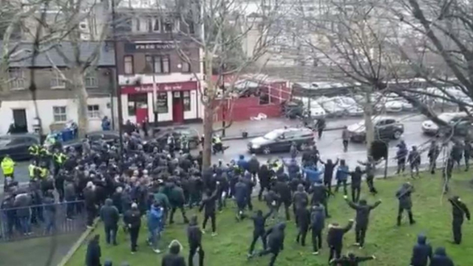 Tawuran antar suporter jelang laga Millwall versus Everton di Piala FA