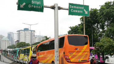 Bus peserta Harla NU parkir hingga fly over depan GBK