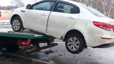 Mobil berusaha kabur dari truk derek.