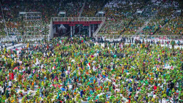 Peserta dari Muslimat NU mengikuti Harlah Ke-73 Muslimat NU, doa bersama untuk keselamatan bangsa, dan maulidrrasul, di Stadion Utama Gelora Bung Karno, Senayan, Jakarta