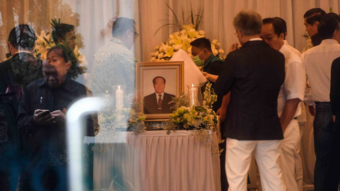 Kerabat memberikan penghormatan terakhir kepada Pendiri Sinar Mas Group Eka Tjipta Widjaja di Rumah Duka Sentosa RSPAD, Jakarta