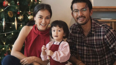 Keluarga Rio Dewanto dan Atiqah Hasiholan