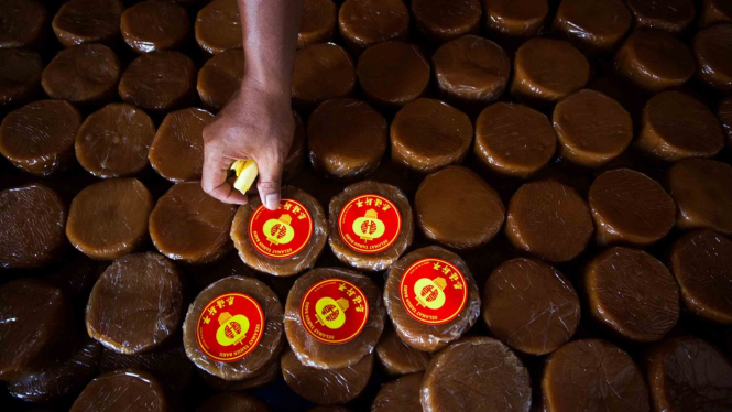 Pekerja membuat kue keranjang di industri kue keranjang rumahan 