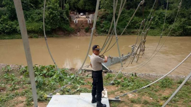Jembatan penghubung Tangerang - Serang ambruk 