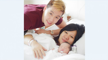 Pebulutangkis Marcus Fernaldi Gideon bersama istri dan buah hatinya