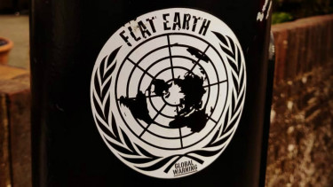 Ilustrasi bumi datar atau flat earth.