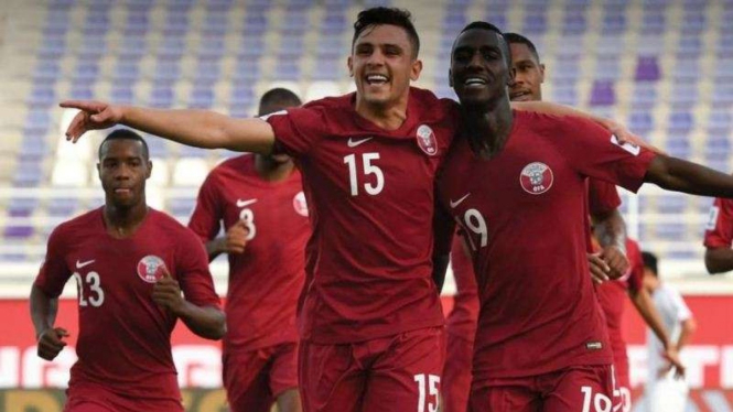 Para pemain Timnas Qatar merayakan gol Almouz Ali (kanan)