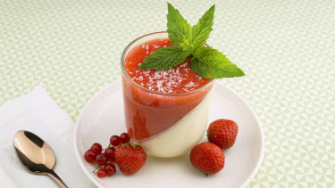 Ilustrasi puding stroberi.