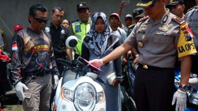 Pedagang Wanita Lawan Begal yang Coba Rampas Motornya