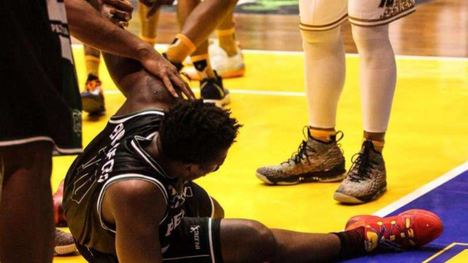 Point Guard Pelita Jaya, Wayne Bradford saat cedera di laga seri 4 Solo IBL 2019