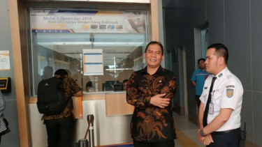 Anggota DPR RI, Bambang Haryo Soekartono (tengah).