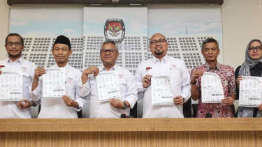 Pimpinan KPU perlihatkan daftar caleg mantan terpidana kasus korupsi beberapa waktu lalu.