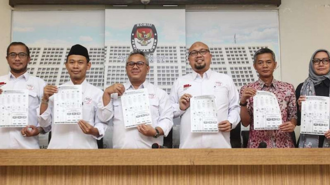 Pimpinan KPU perlihatkan daftar caleg mantan terpidana kasus korupsi beberapa waktu lalu.