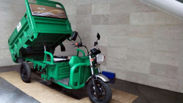 Motor roda tiga berpenggerak energi listrik