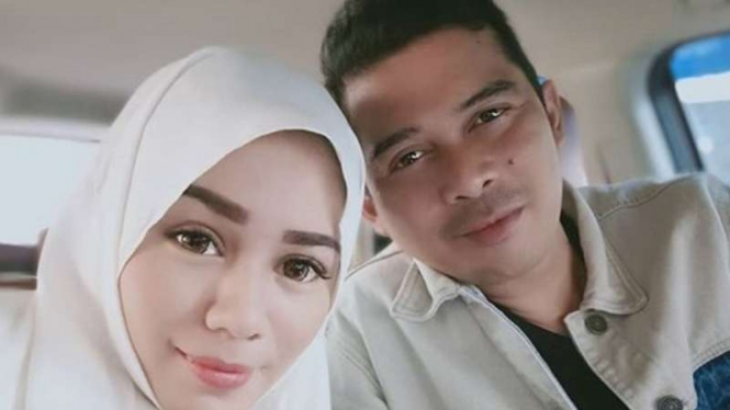 Saphira Indah bersama suami, Rico Hidros Daeng