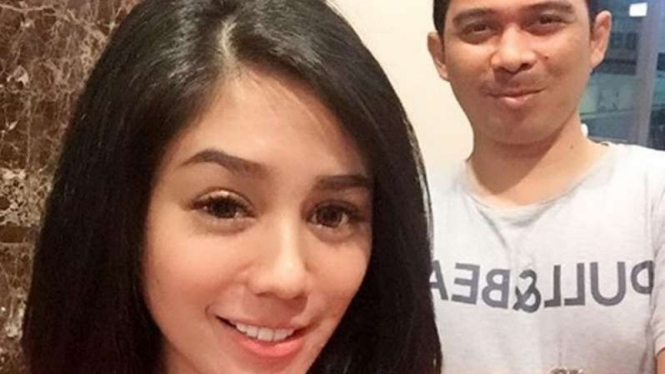 Saphira Indah bersama suami, Rico Hidros Daeng.