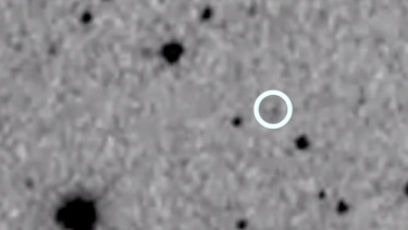 Objek aneh dan misterius melayang di atas Bumi