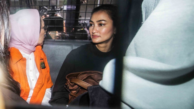 Ratna Sarumpaet (kiri) didampingi anaknya Atiqah Hasiholan (kanan) berada di mobil tahanan untuk menuju Kejaksaan Negeri Jakarta Selatan dari Polda Metro Jaya, Jakarta.