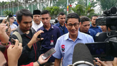 Calon wakil presiden Sandiaga Uno menjenguk Ahmad Dhani